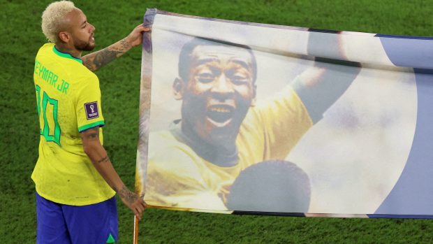 Brazilský tým v čele s Neymarem na mistrovství světa podpořil nemocného Pelého