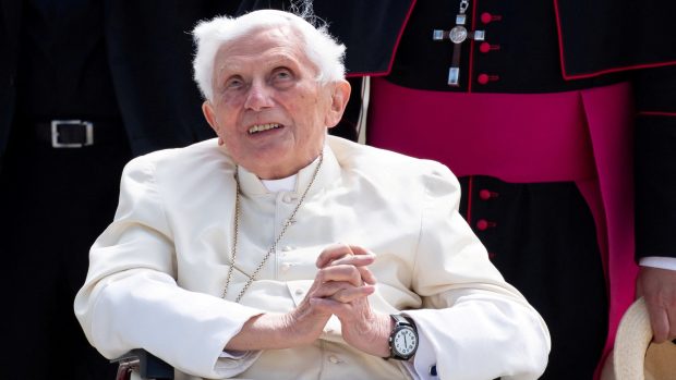 Emeritní papež Benedikt XVI. na mnichovském letišti před odletem do Říma