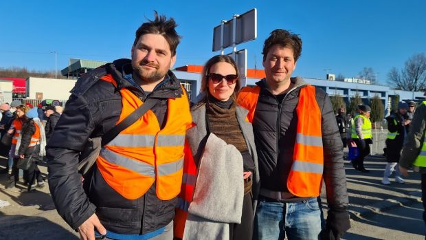 Dima Konoplov, Daria Turetski a Dekel Berenson, tři izraelští filmaři, kteří pomáhají uprchlíkům na ukrajinských hranicích