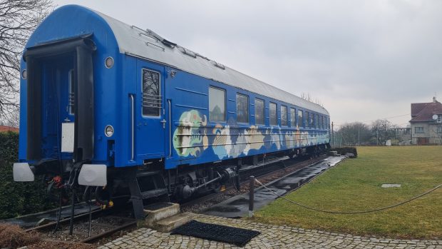 Hned vedle kostela ve Staré Vsi nad Ondřejnicí stojí na kusu kolejnice starý vyřazený lůžkový železniční vagón. V případě potřeby se v něm může ubytovat třicet lidí