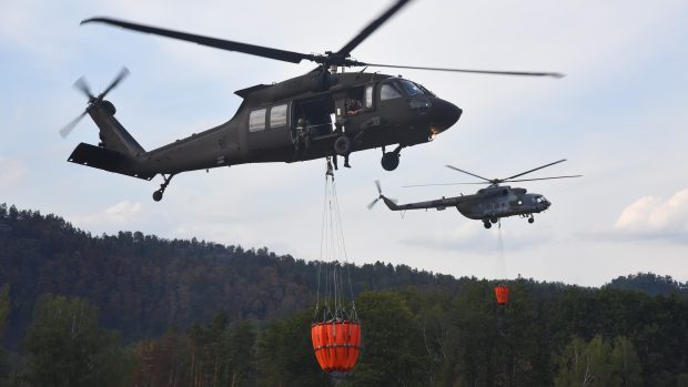 Hasičské vrtulníky nad Hřenskem