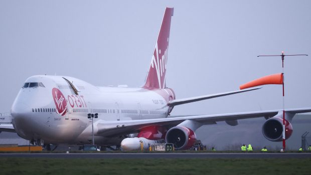 Cosmic Girl, speciálně upravený Boeing 747 společnosti Virgin Orbit, na letišti v britském Newquay