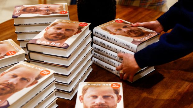 Autobiografie britského prince Harryho je pro čtenáře obrovským lákadlem a prodeje trhají rekordy