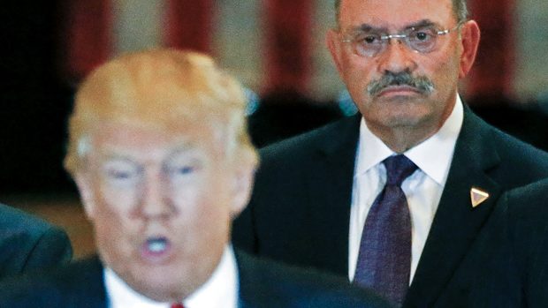 Bývalý finanční ředitel The Trump Organization Allen Weisselberg sleduje Donalda Trumpa na konferenci v Trump Tower na Manhattanu v roce 2016