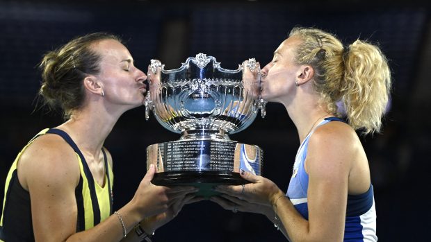 Barbora Krejčíková a Kateřina Siniaková s trofejí pro vítězky Australian Open.