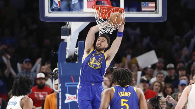 Klay Thompson smečuje do koše Oklahomy