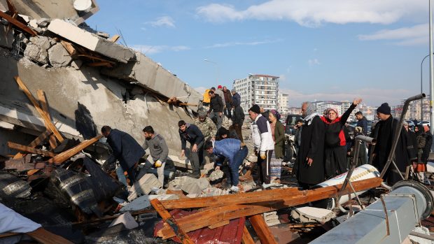 Lidé pátrají po přeživších po zemětřesení v městě Hatay