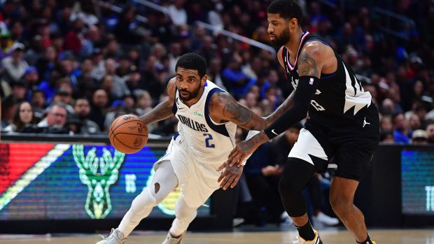 Kyrie Irving uniká soupeři