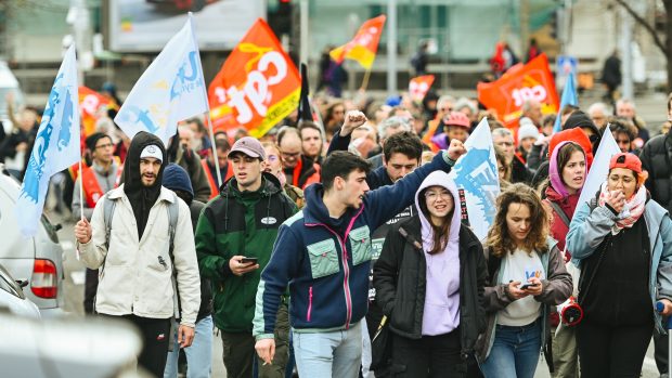 Lidé ve městě Clermont-Ferrand ve střední části Francie protestovali proti zvýšení hranice odchodu do důchodu