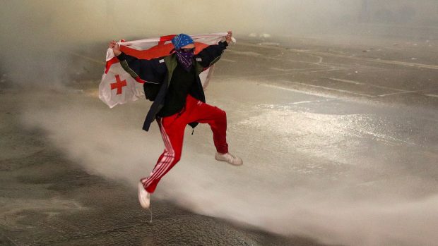 Policisté v gruzínském Tbilisi rozháněli desítky tisíc demonstrantů pomocí vodních děl