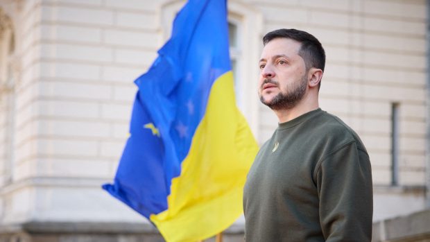 Ukrajinský prezident Volodymyr Zelenskyj si musí dát pozor na moc, která se mu kumuluje v rukách. Hrozí riziko jejího potenciálního zneužití, varuje dokumentarista Kristof Gerega