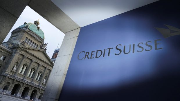 Logo Credit Suisse před budovou švýcarského parlamentu v Bernu