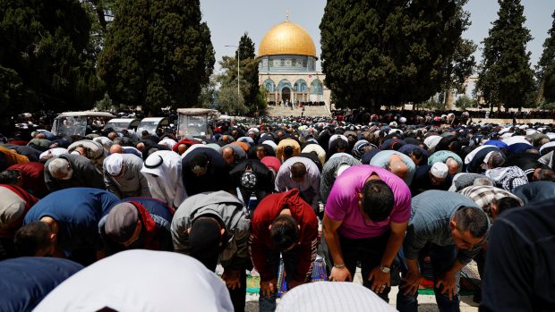 Palestinští muslimové u mešity Al-Aksá na Chrámové hoře při modlitbě během ramadánu