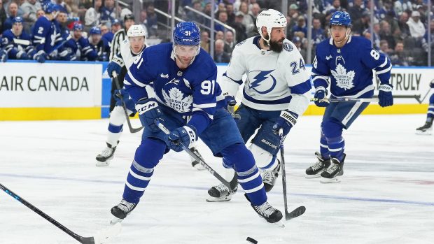 Útočník Toronta Maple Leafs John Tavares vstřelil v zápase proti Tampě Bay hattrick