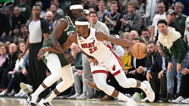 Basketbalista Miami Heat Jimmy Butler v soboji s Jruem Holidayem z Milwaukee Bucks