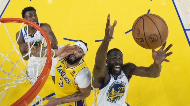 Draymond Green z Golden State se snaží zmocnit míče