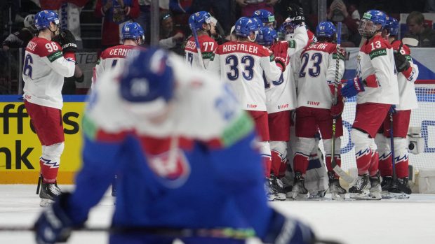 Čeští hokejisté vstoupili do mistrovství světa v Rize výhrou nad Slovenskem 3:2, na níž se dvěma góly podílel útočník Lukáš Sedlák