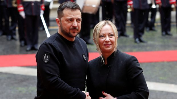 Ukrajinský prezident Volodymyr Zelenskyj a italská premiérka Giorgia Meloniová