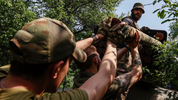 Ukrajinský generální štáb v pondělí uvedl, že „boje o město Bachmut pokračují“