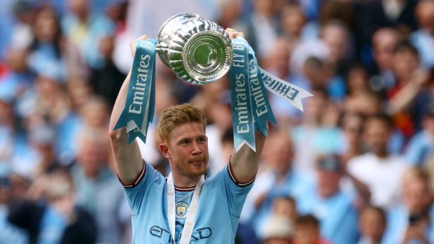 Záložník Manchesteru City Kevin de Bruyne s trofejí FA Cupu