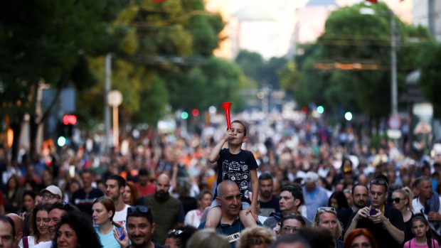 Desetitisíce lidí se sešly na v řadě již pátém protestu proti srbské vládě