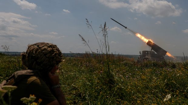 Ukrajinští vojáci 47. samostatné mechanizované brigády Magura pálí z raketometu BM-21 Grad na ruské jednotky poblíž frontové linie