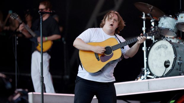 Lewis Capaldi vystupuje na festivalu Glastonbury