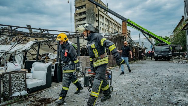 Záchranáři při odklízení následků ruského útoku na Kramatorsk