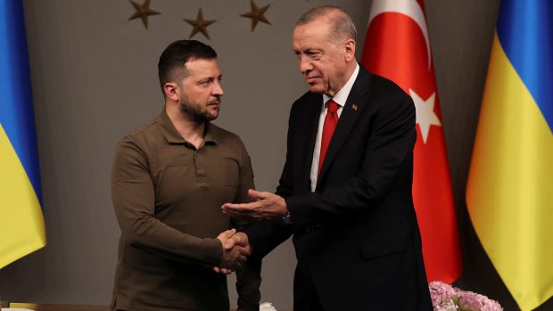 Ukrajinský prezident Volodymyr Zelenskyj a jeho turecký protějšek Recep Tayyip Erdogan