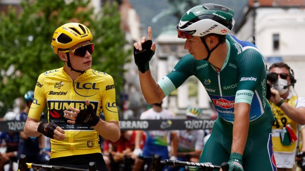 Celkový lídr Tour de France Jonas Vingegaard a vedoucí závodník bodovací soutěže Jasper Philipsen