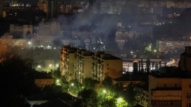 Kouř nad Kyjevem po třetím nočním ruském dronovém útoku na město v řadě