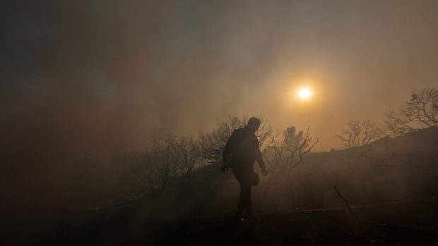 Premiér Kyriakos Mitsotakis uvedl, že Řecko musí překonat tři obtížné dny, poté meteorologové očekávají na Rhodosu pokles teplot