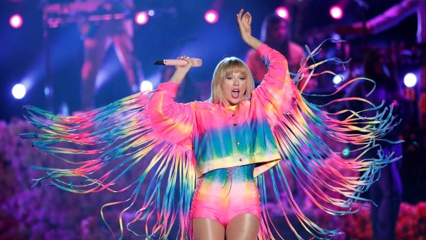 Taylor Swift vystupuje na koncertě iHeartRadio Wango Tango v Carsonu