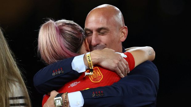 Předseda španělské fotbalové federace Luis Rubiales líbáním hráček při slavnostním ceremoniálu po finále mistrovství světa pobouřil širší veřejnost