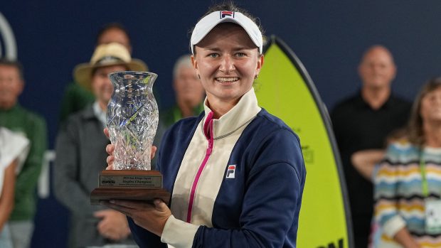 Barbora Krejčíková s trofejí na turnaji v San Diegu