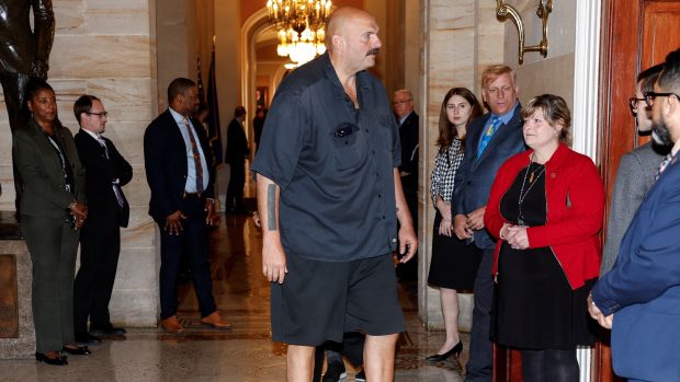 Americký demokratický senátor John Fetterman přichází na setkání s ukrajinským prezidentem Volodymyrem Zelenským