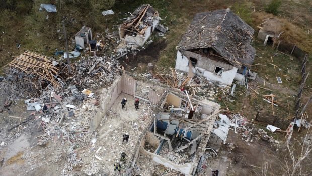 Existují dostatečné důvody domnívat se, že raketu na ukrajinskou obec Hroza (na snímku) na začátku října vystřelily ruské ozbrojené síly, přičemž v době útoku nebyli na místě vojáci ani jiné legitimní vojenské cíle