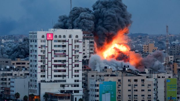 Kouř a plameny po útoku izraelských sil na výškovou budovu ve městě Gaza