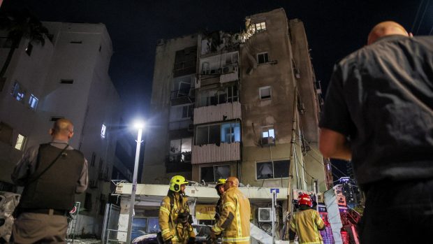 Hasiči u budovy zasažené rakotevým útokem v Tel Avivu