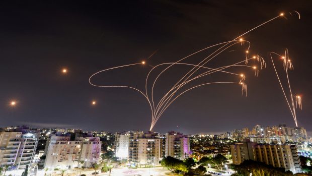 Izraelský protiraketový systém Iron Dome zasahuje proti raketám vypálených z pásma Gazy. Pohled na město Aškelon
