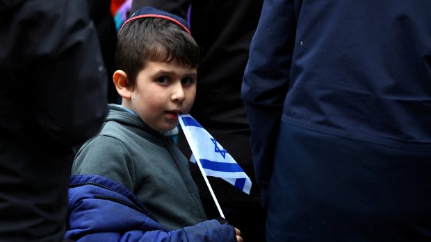 Chlapec na demonstraci na podporu Izraele v britském Manchesteru