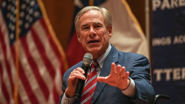 Guvernér Texasu Greg Abbott udělil milost muži, odsouzenému k 25 letům vězení za to, že v červenci 2020 zastřelil účastníka demonstrace Black Lives Matter