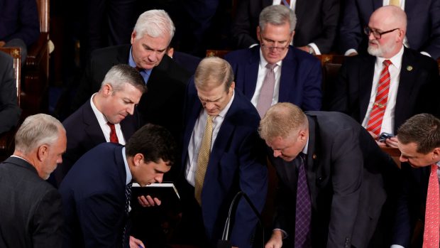 Americký poslanec Jim Jordan, hlavní uchazeč o post příštího předsedy Sněmovny reprezentantů Spojených států, si prohlíží první kolo sčítání hlasů