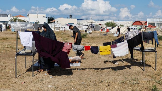 Palestinci, kteří utekli ze svých domů před izraelskými údery, se ukrývají ve středisku OSN