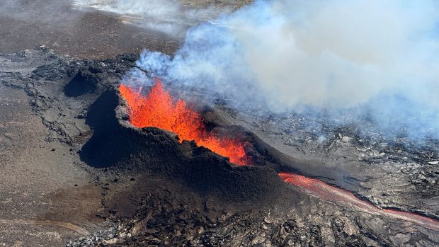 Záběr z vrtulníku na lávu vytékající ze sopky na poloostrově Reykjanes na jihozápadě Islandu (27.10. 2023)