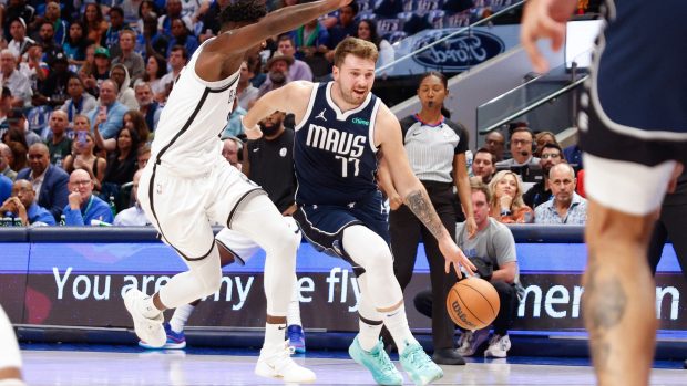 Luka Dončič trefil v posledních třech minutách tři čtyři trojky