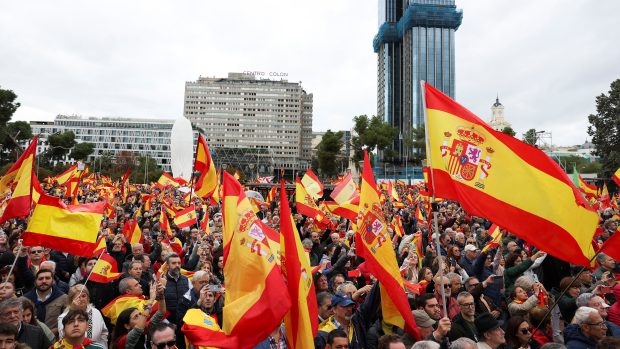 Demonstranti se účastní protestu proti plánům úřadujícího španělského premiéra Pedra Sancheze udělit amnestii katalánským separatistům