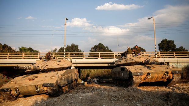 Příslušníci Izraelských obranných sil (IDF) odpočívají na tancích u izraelsko-libanonské hranice v Izraeli