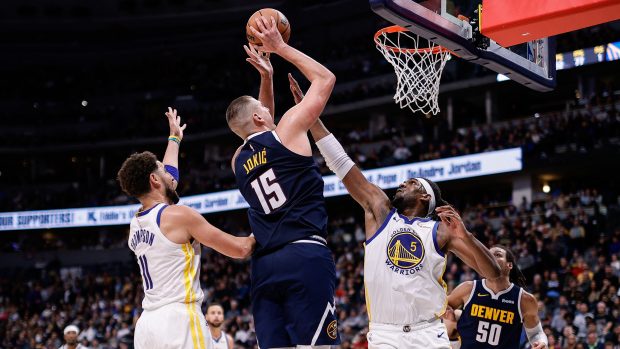 Denver dovedl k vítězství nad Golden State Nikola Jokič, který nasbíral 35 bodů a 13 doskoků