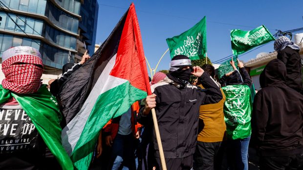Protest na podporu Palestinců v Gaze v Hebronu na Západním břehu Jordánu okupovaném Izraelem